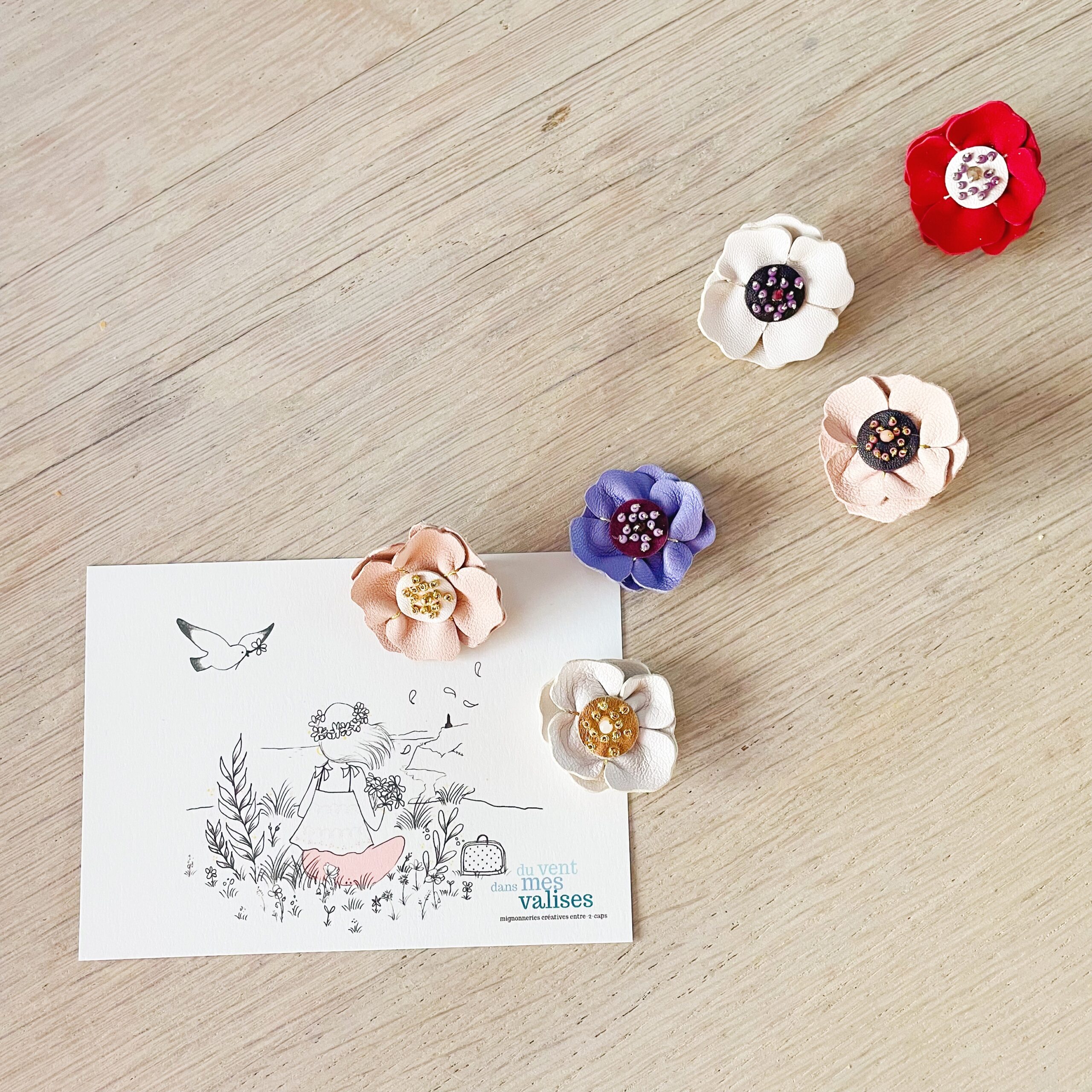broches florales bijou fleur anémone en cuir brodée main avec perle de verre et pierre semi précieuse confection française - du vent dans mes valises