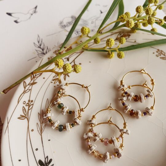 les-minis-couronnes-fleuries-creoles-en-cuir-perles-de-verre-et-pierres-gemmes-fabrication-artisanale-francaise-du-vent-dans-mes-valises