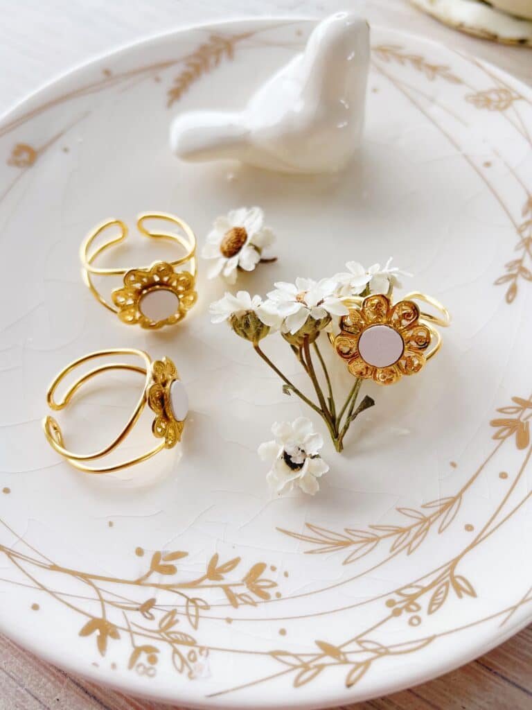 bague fleur marguerite blanche et or bijou made in France laiton doré or fin et cuir upcycled © du vent dans mes valises 3
