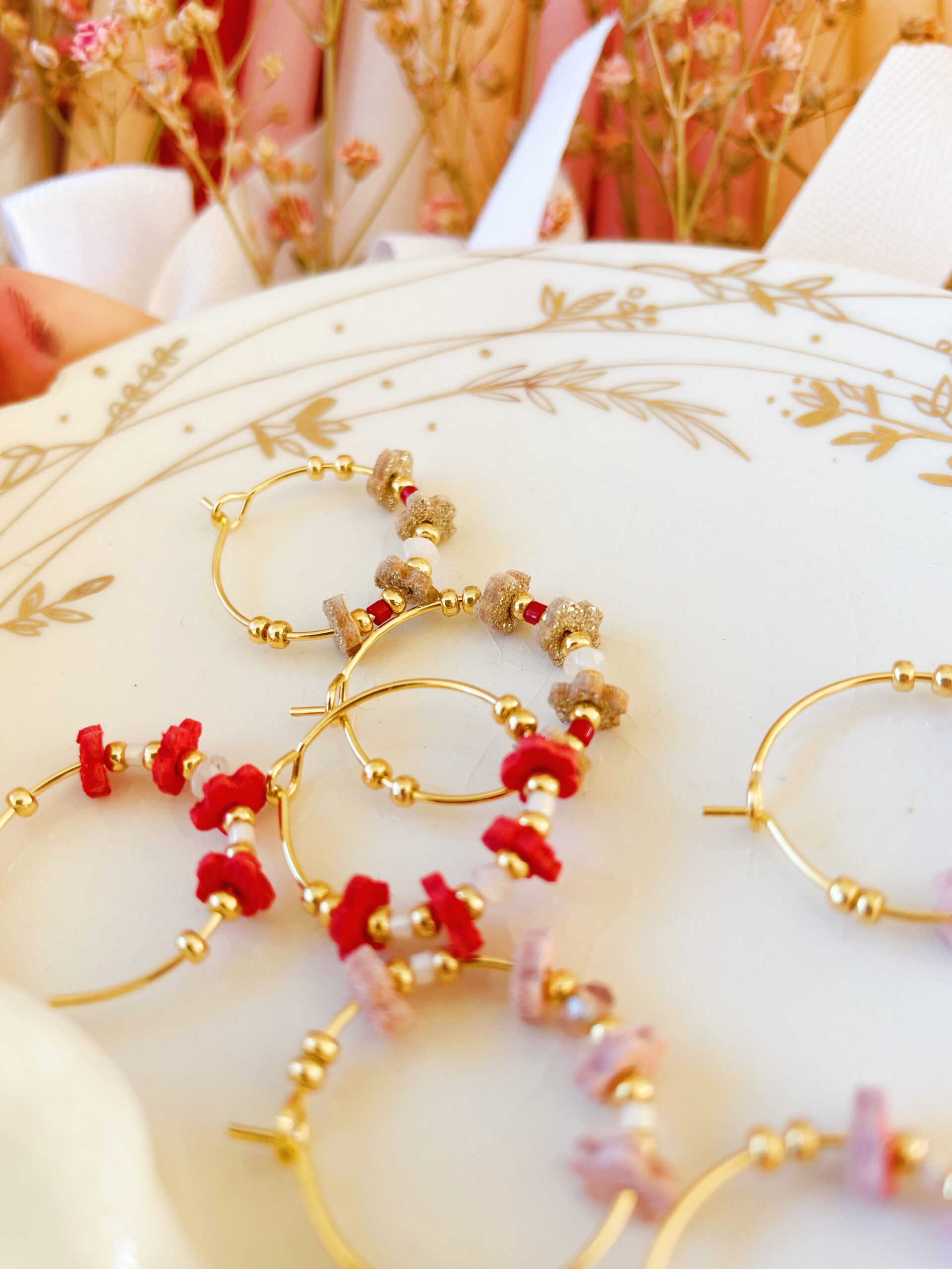 bijoux-femme-creoles-cuir-perles-de-verre-pierre-fine-plaque-or-mini-couronne-de-fleurs-du-vent-dans-mes-valises13