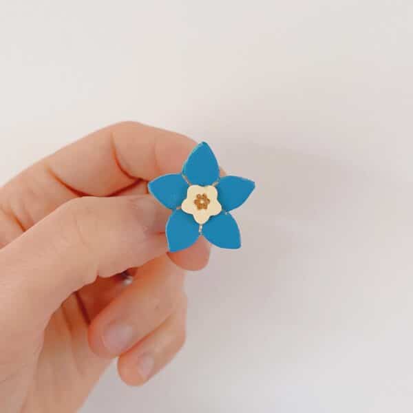 Pin’s myosotis bleu cœur jaune en cuir upcyclé, détail doré, bijou poétique