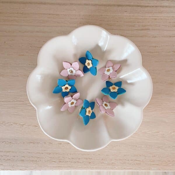 Pin’s myosotis bleu et rose en cuir upcyclé, détails dorés, édition limitée Du vent dans mes valises