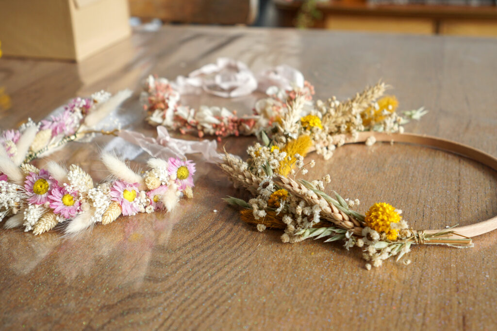 ateliers créatifs bougie couronne de fleurs séchées et accessoires déco florale sur la Côte d'Opale - du vent dans mes valises 13