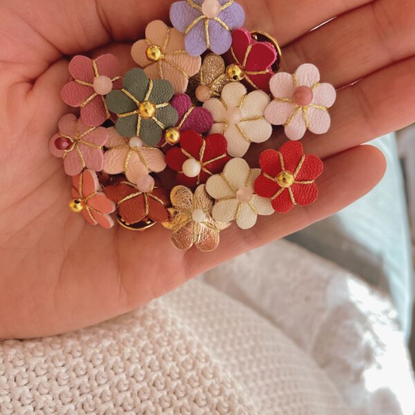 bijou-floral-pins-fleur-de-boheme-en-cuir-decoupe-et-brode-main-avec-perles-dorees-or-fin-et-pierres-fines-©-du-vent-dans-mes-valises2