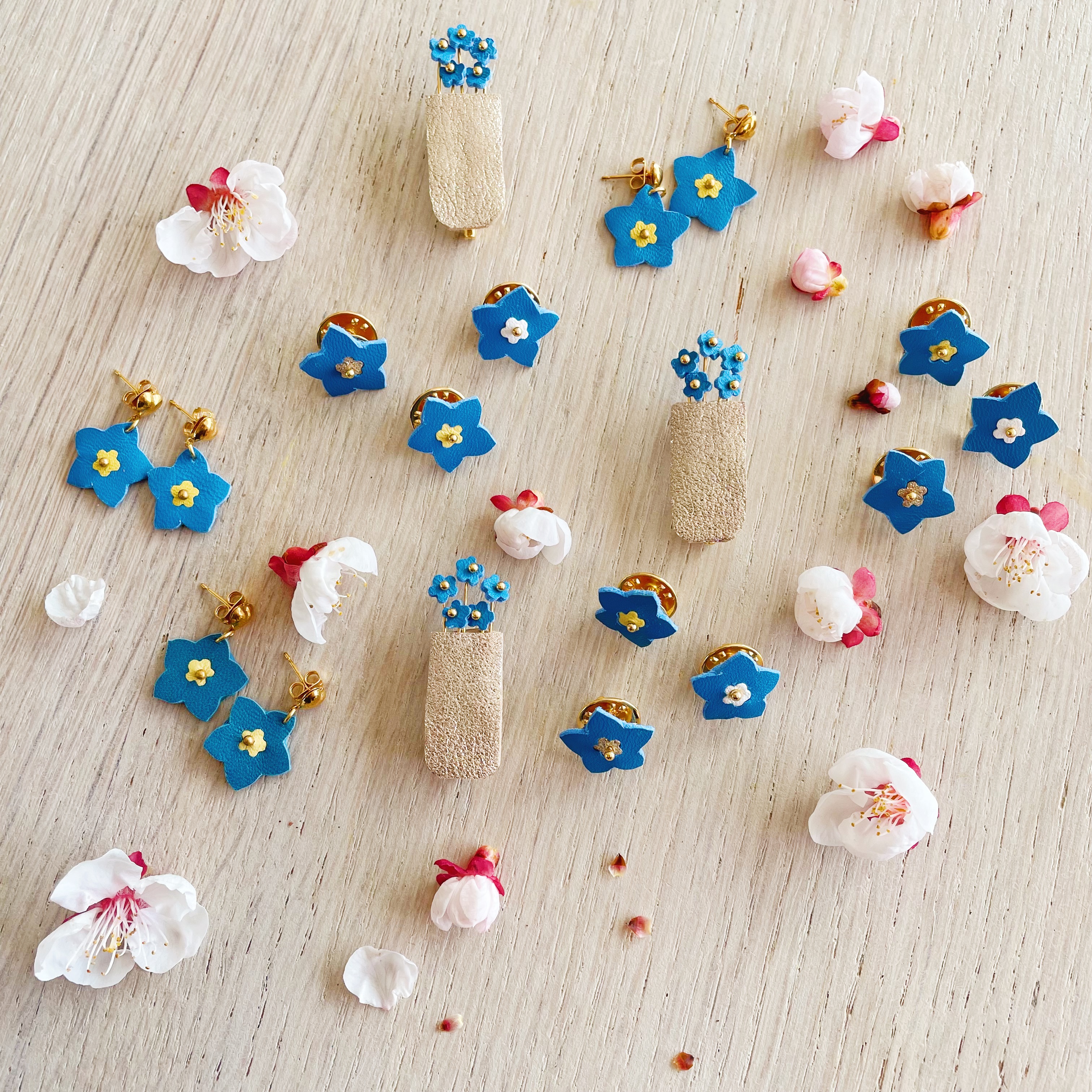 bijoux en cuir fleuris les myosotis, broches, boucles d'oreilles et pins poétiques made in France - du vent dans mes valises artisan d'art 9
