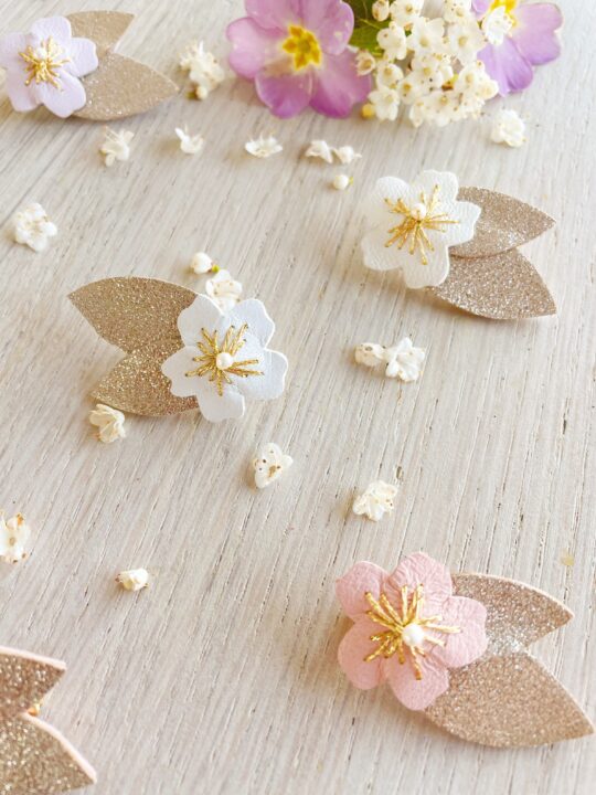 broche brodée bijou floral en cuir avec perle d'eau douce la fleur de cerisier © du vent dans mes valises20