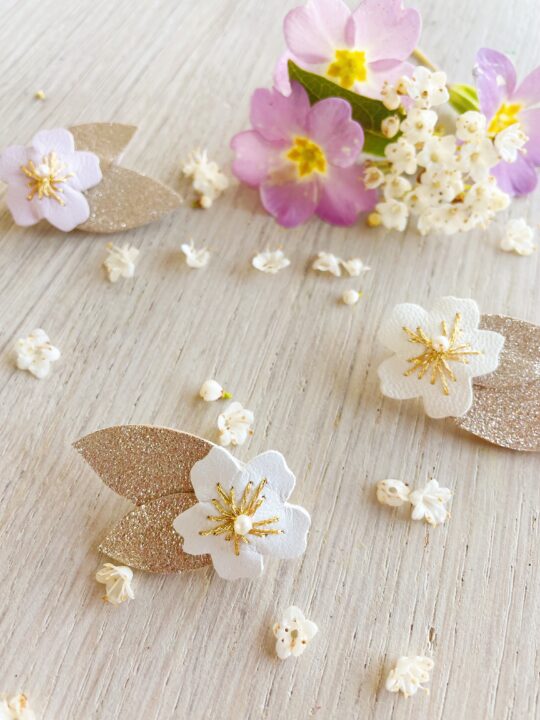 broche brodée bijou floral en cuir avec perle d'eau douce la fleur de cerisier © du vent dans mes valises21