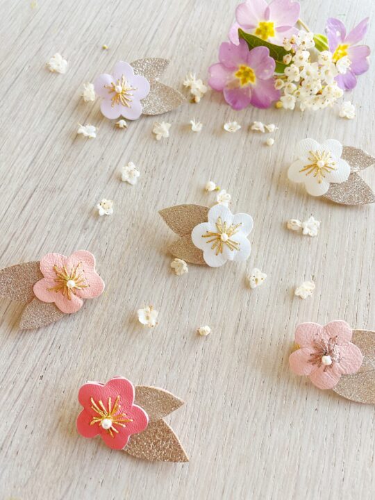 broche brodée bijou floral en cuir avec perle d'eau douce la fleur de cerisier © du vent dans mes valises4
