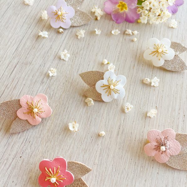 broche brodée bijou floral en cuir avec perle d'eau douce la fleur de cerisier © du vent dans mes valises 4