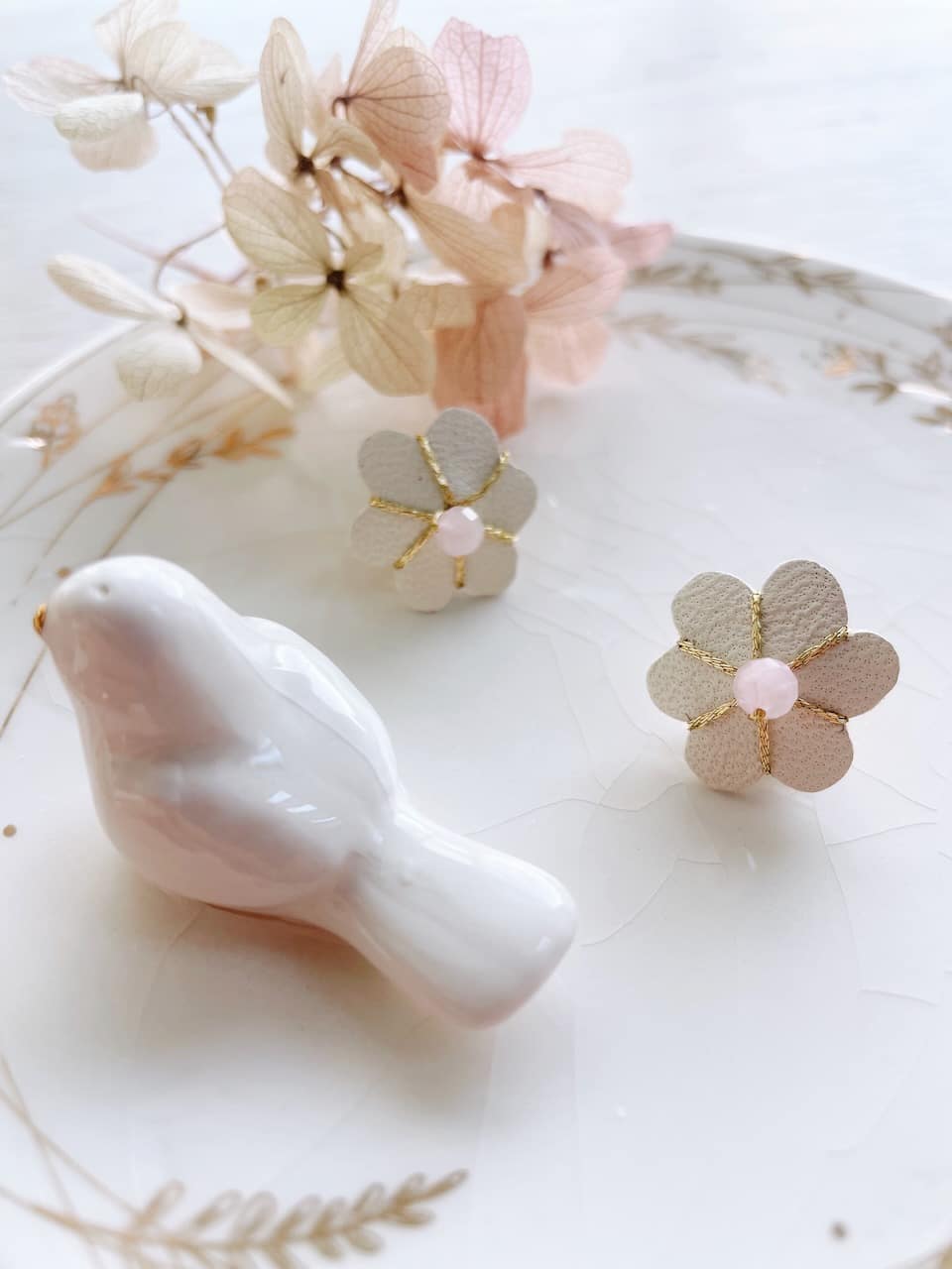 joli pin's fleur de bohème bijou champêtre chic pour mariage et cérémonie © du vent dans mes valises 1