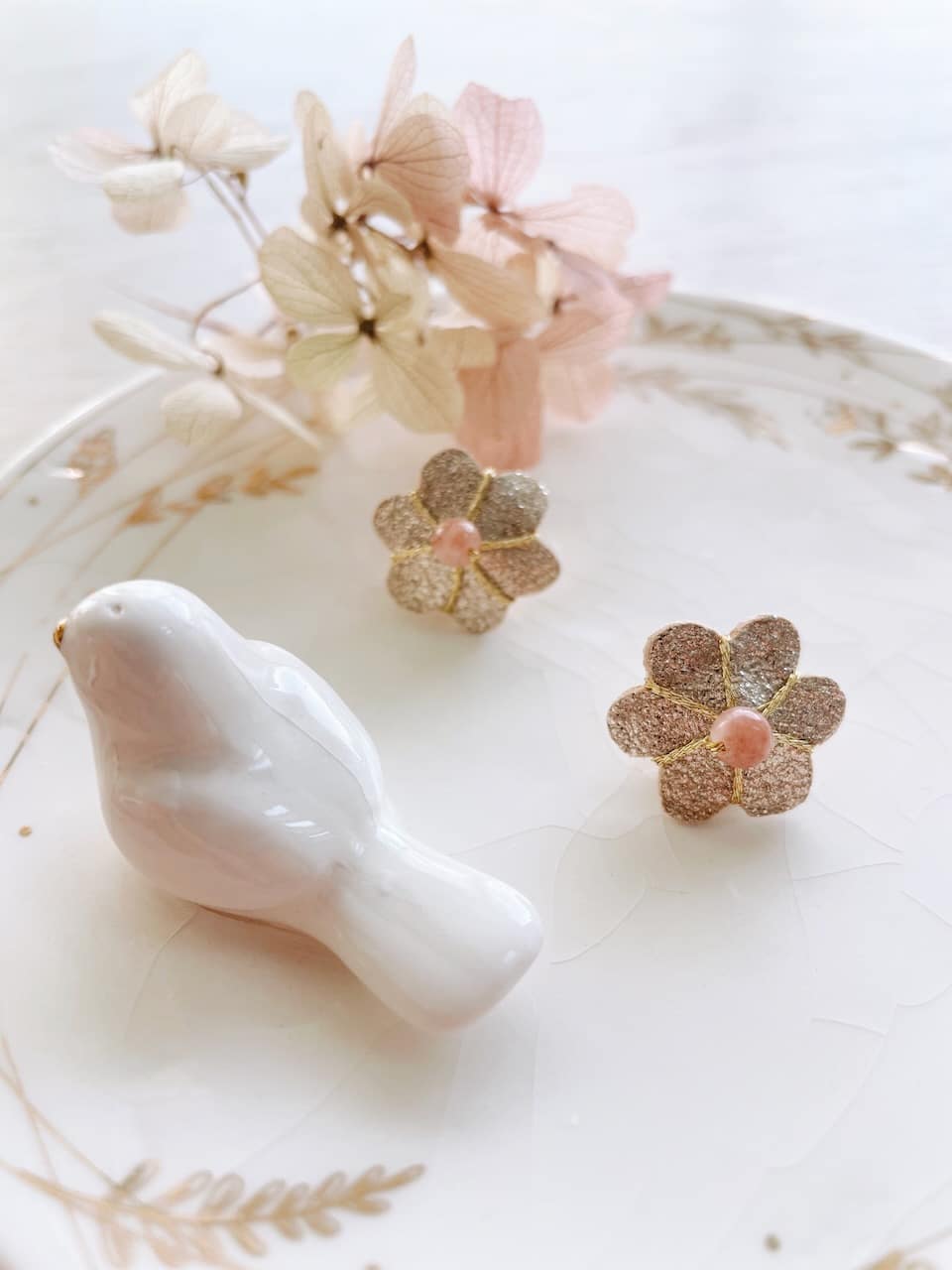 joli pin's fleur de bohème bijou champêtre chic pour mariage et cérémonie © du vent dans mes valises 10