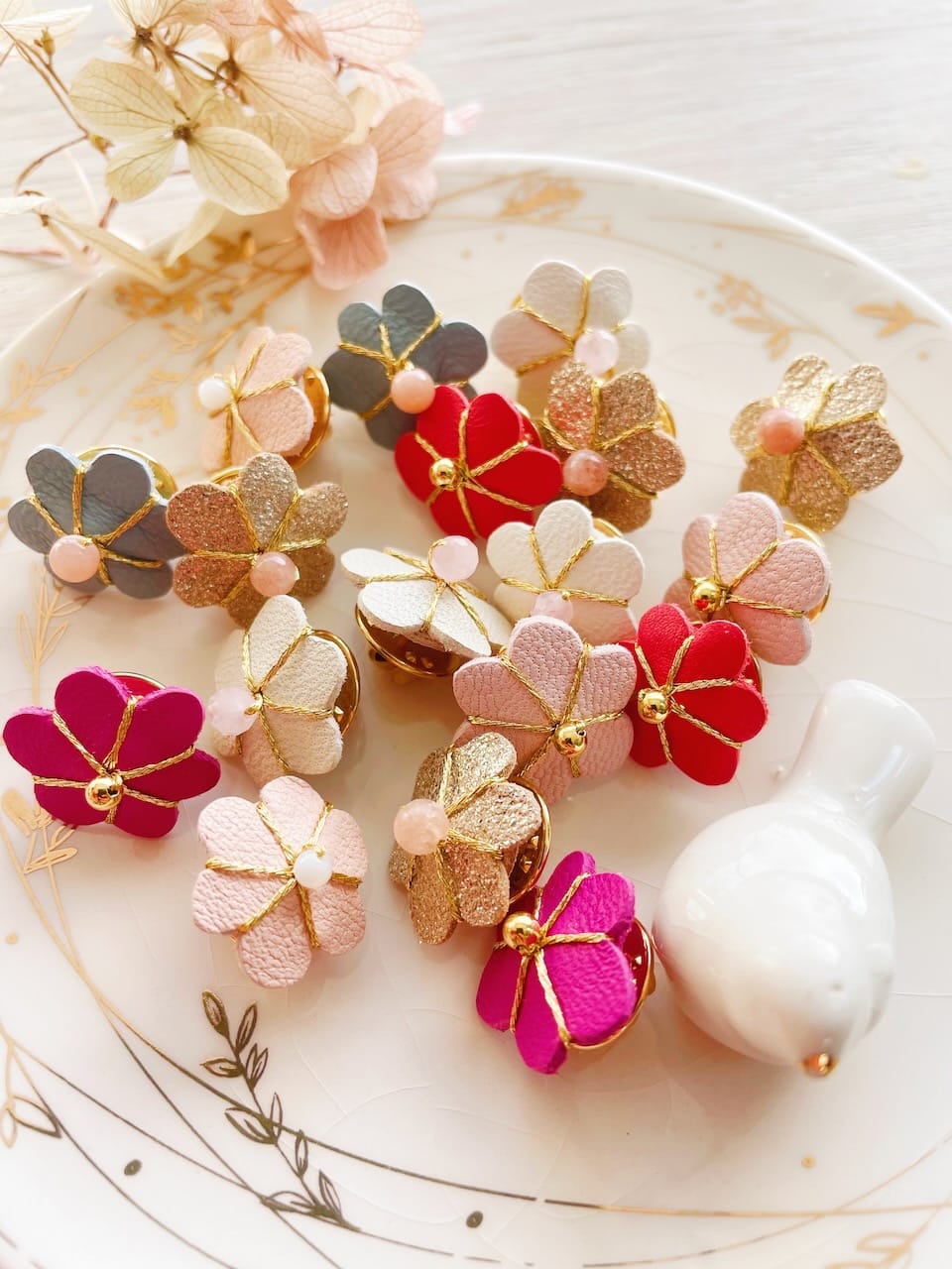 joli pin's fleur de bohème bijou champêtre chic pour mariage et cérémonie © du vent dans mes valises 3