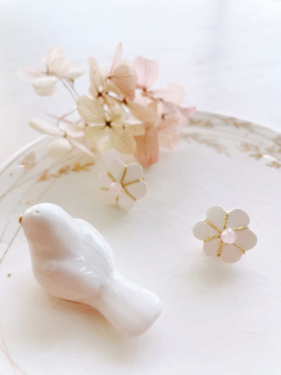 joli pin's fleur de bohème bijou champêtre chic pour mariage et cérémonie © du vent dans mes valises 4