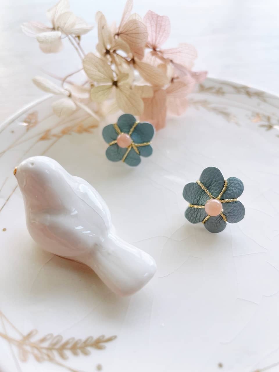 joli pin's fleur de bohème bijou champêtre chic pour mariage et cérémonie © du vent dans mes valises 5