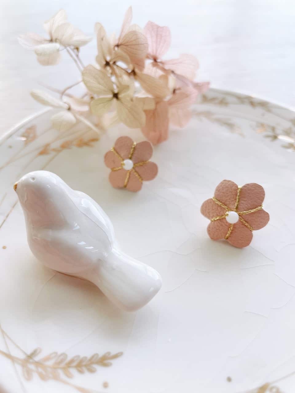 joli pin's fleur de bohème bijou champêtre chic pour mariage et cérémonie © du vent dans mes valises 7