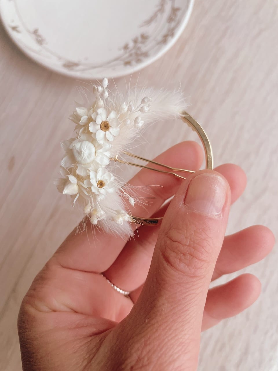 pince fleurie avec fleurs séchées pour mariage cérémonie civile accessoire bohème chic © du vent dans mes valises 2