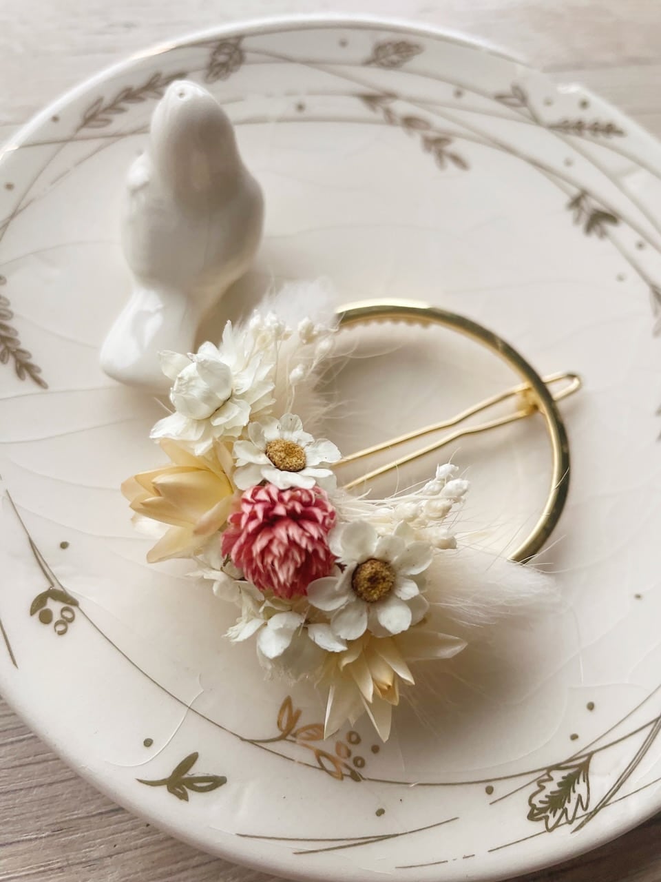pince fleurie avec fleurs séchées pour mariage cérémonie civile accessoire bohème chic © du vent dans mes valises 3