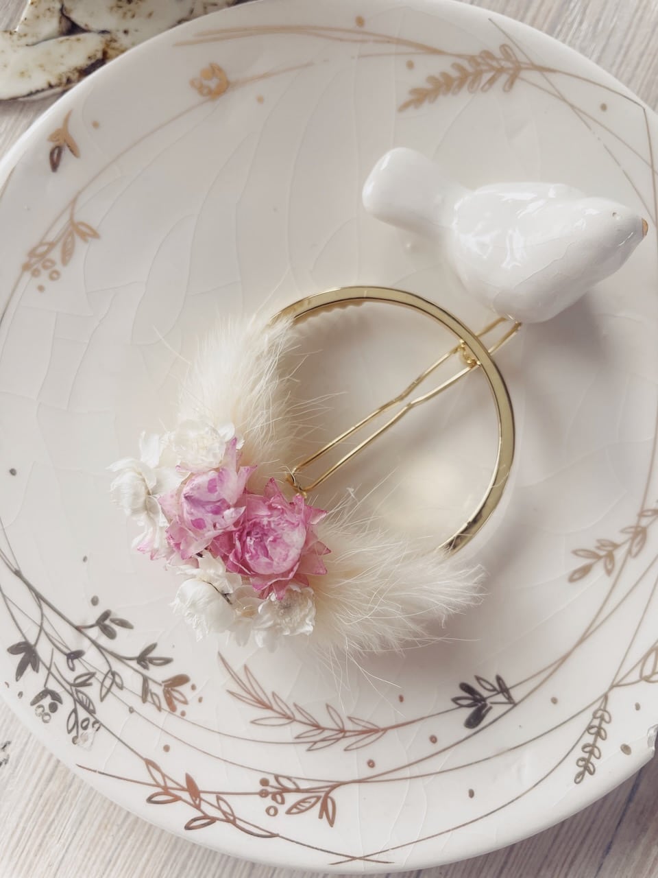 pince fleurie avec fleurs séchées pour mariage cérémonie civile accessoire bohème chic © du vent dans mes valises