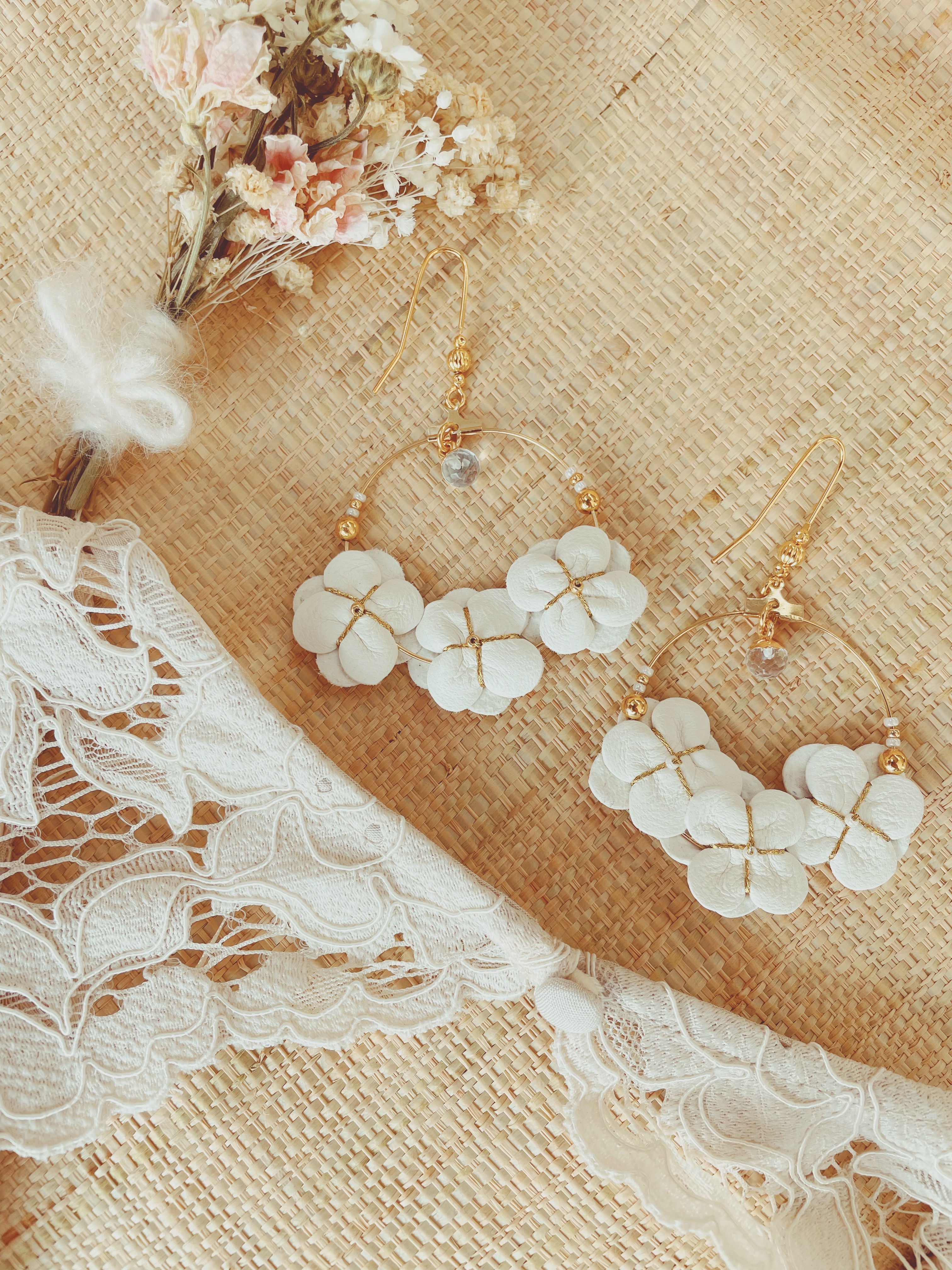 Boucles d'oreilles les créoles Hortense bijoux mariage en cuir fleurs d'hortensia hydrangea bohème chic © du vent dans mes valises 15