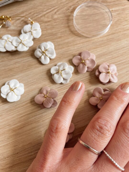 Boucles d'oreilles les créoles Hortense bijoux mariage en cuir fleurs d'hortensia hydrangea bohème chic © du vent dans mes valises 17