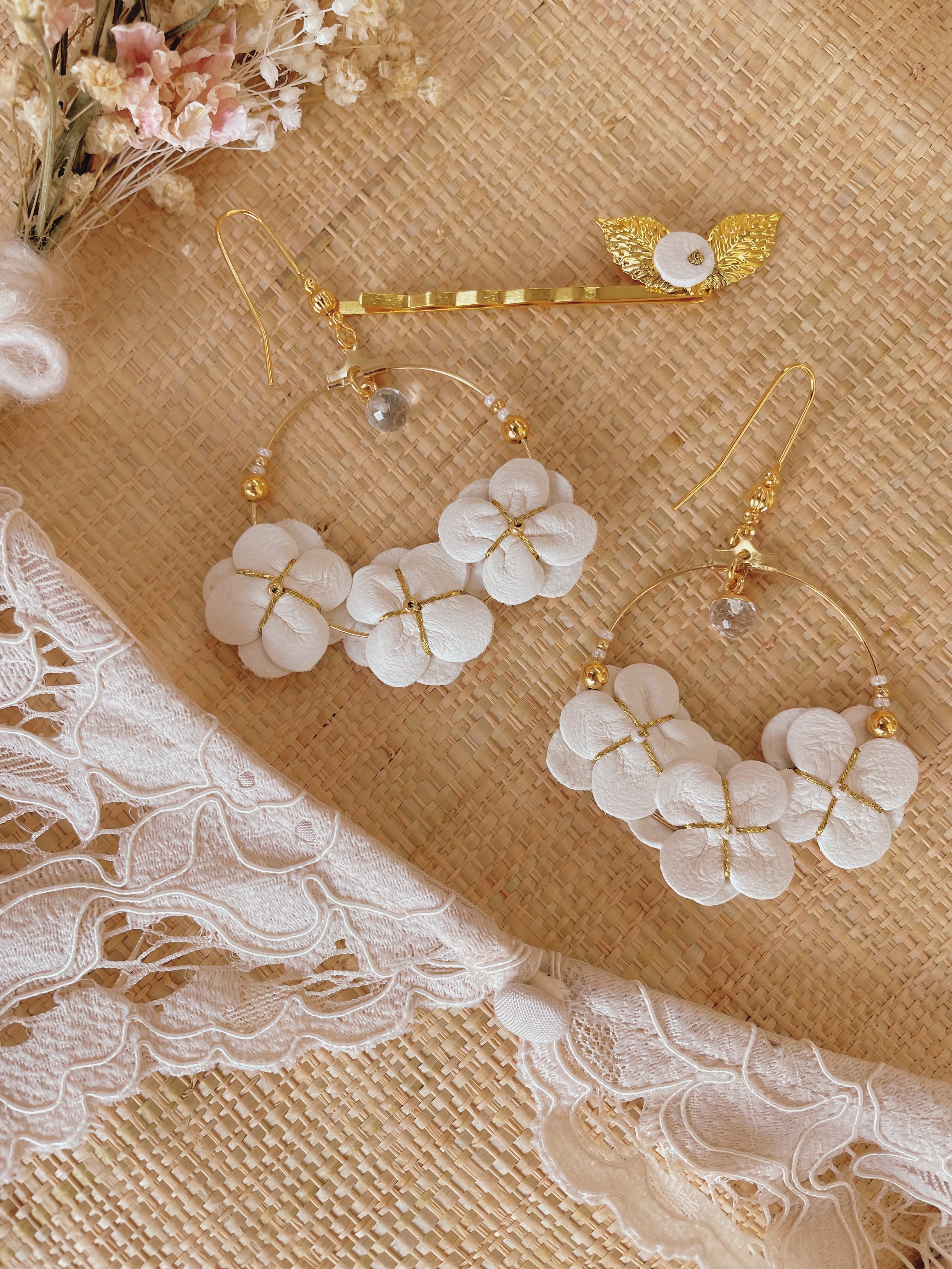 Boucles d'oreilles les créoles Hortense bijoux mariage en cuir fleurs d'hortensia hydrangea bohème chic © du vent dans mes valises 18