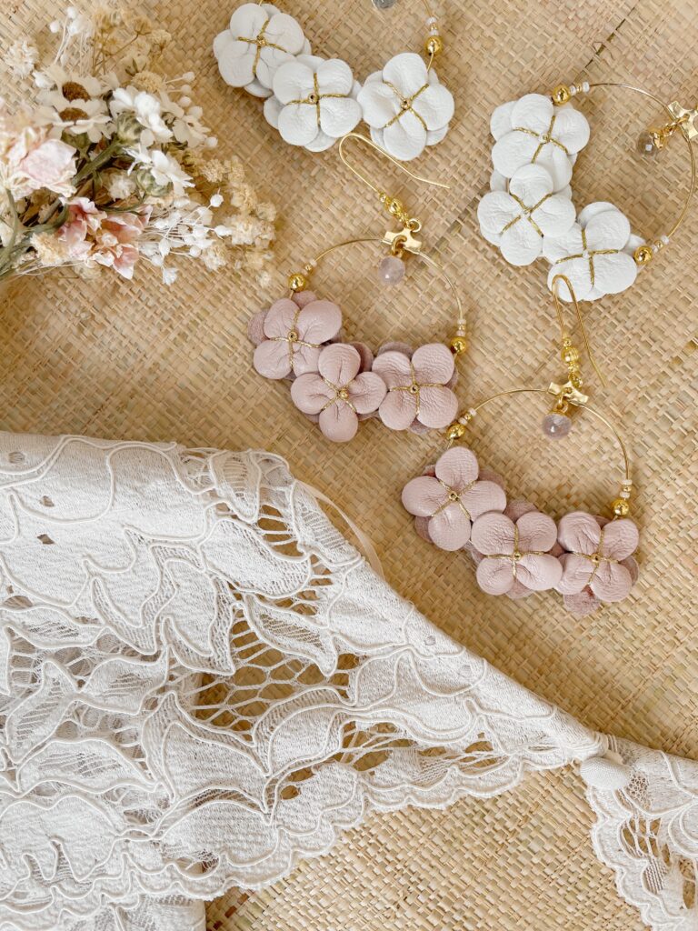 Boucles-doreilles-les-creoles-Hortense-bijoux-mariage-en-cuir-fleurs-dhortensia-hydrangea-boheme-chic-©-du-vent-dans-mes-valises 6