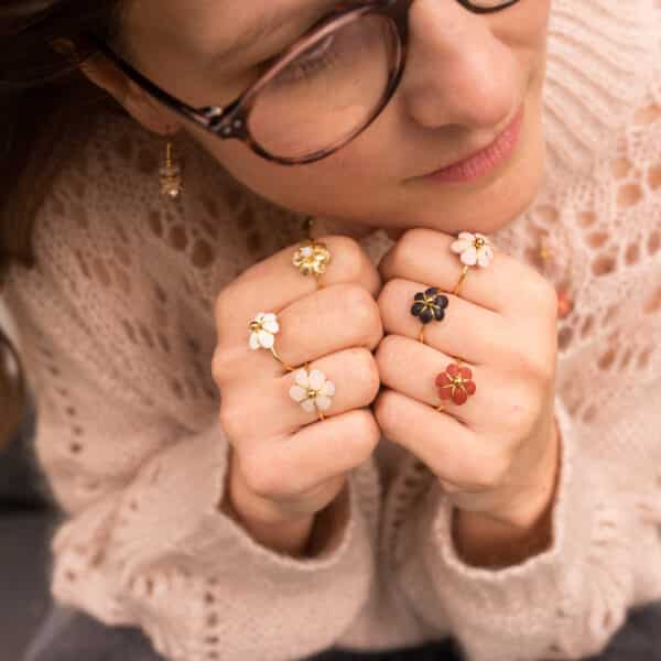 Bague en laiton doré or fin réglable avec petite fleur de cuir brodée et perlée