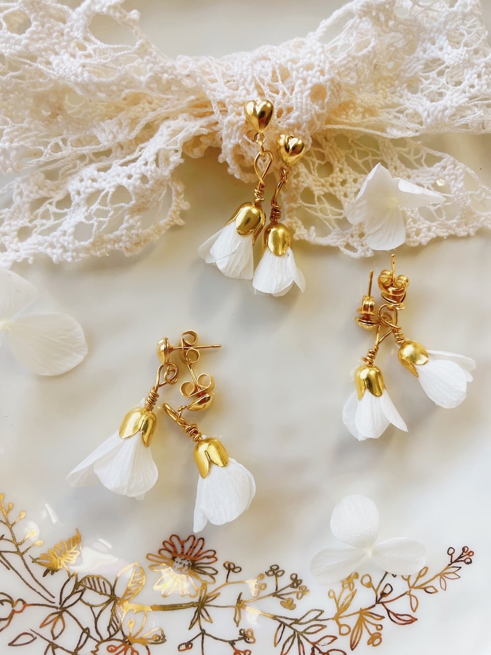 boucles d'oreilles Camelia mariage et communion avec fleurs séchées stabilisées d'Hortensia blanc et coeur doré © du vent dans mes valises 4