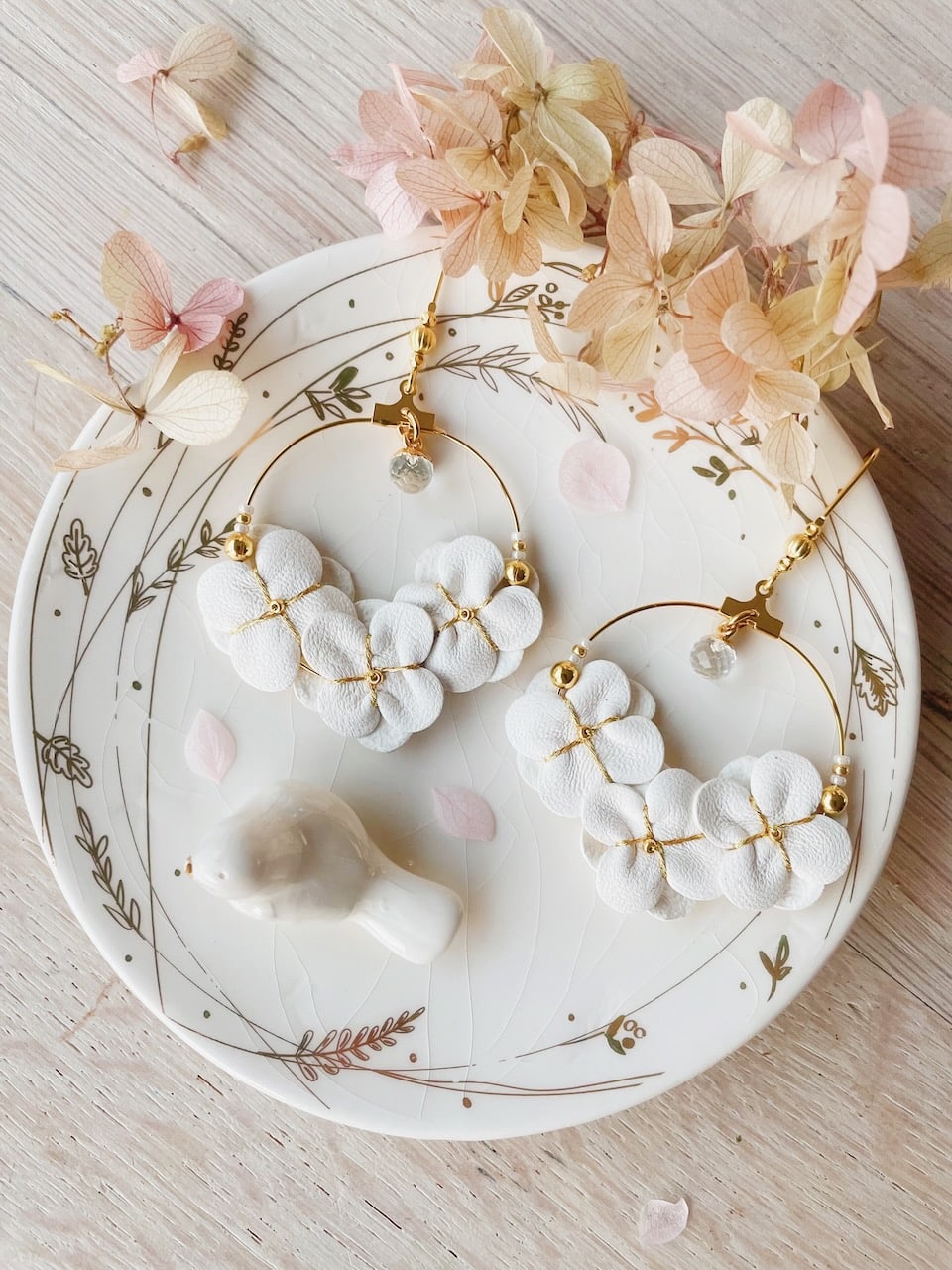 boucles d'oreilles bijoux fleurs d'Hortensia brodées en cuir upcyclé mariage champêtre chic mode durable bohème © du vent dans mes valises 4