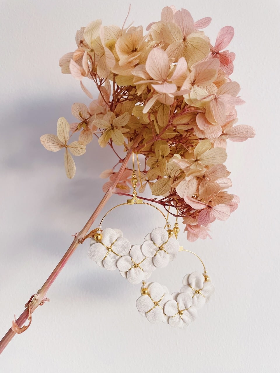 boucles d'oreilles bijoux fleurs d'Hortensia brodées en cuir upcyclé mariage champêtre chic mode durable bohème © du vent dans mes valises 8