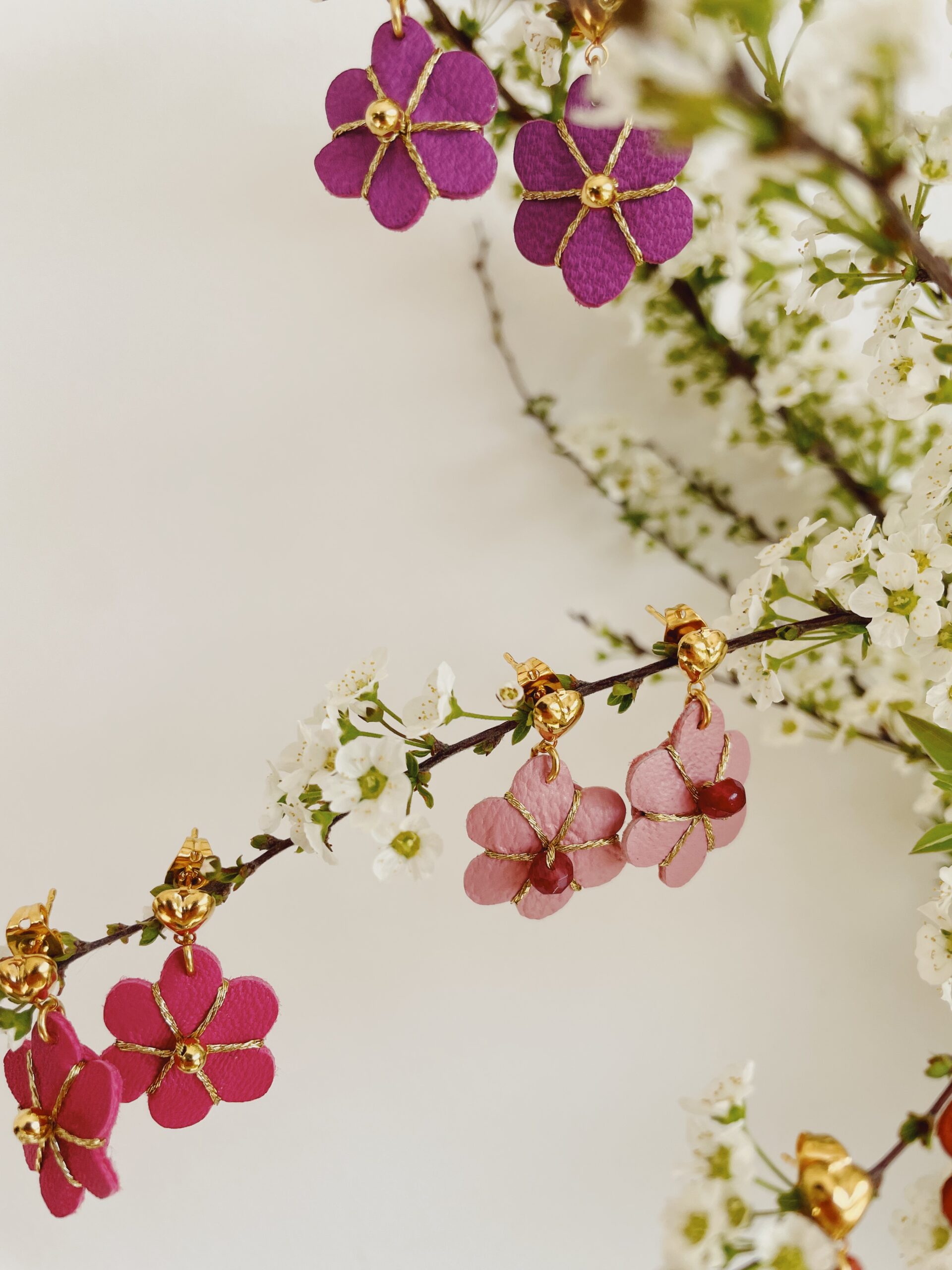 Boucles d'oreilles - les fleurs de bohème - rose pêche laiton doré Nom du fichier : boucles-doreilles-clous-coeur-dore-a-lor-fin-avec-jolies-fleurs-en-cuir-brodees-main-©-du-vent-dans-mes-valises 10