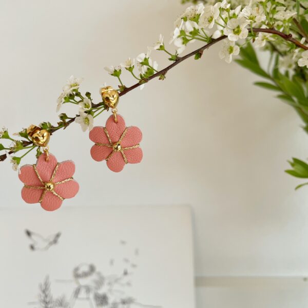 Boucles d'oreilles - les fleurs de bohème - rose pêche laiton doré Nom du fichier : boucles-doreilles-clous-coeur-dore-a-lor-fin-avec-jolies-fleurs-en-cuir-brodees-main-©-du-vent-dans-mes-valises 17