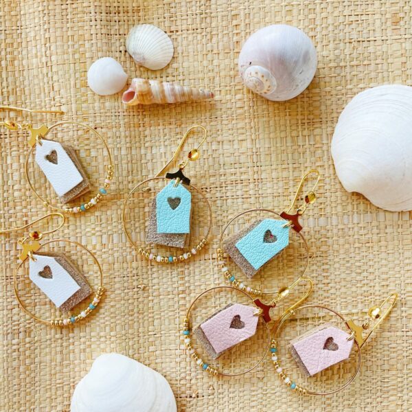 boucles d'oreilles créoles avec perles de verre et jolies petites maisons cabines de plage © du vent dans mes valises 10