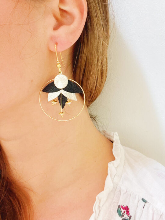 Boucles bijoux d'oreilles créoles pendantes en cuir avec pétales de fleurs et clous dorés et perles d'eau douce © du vent dans mes valises