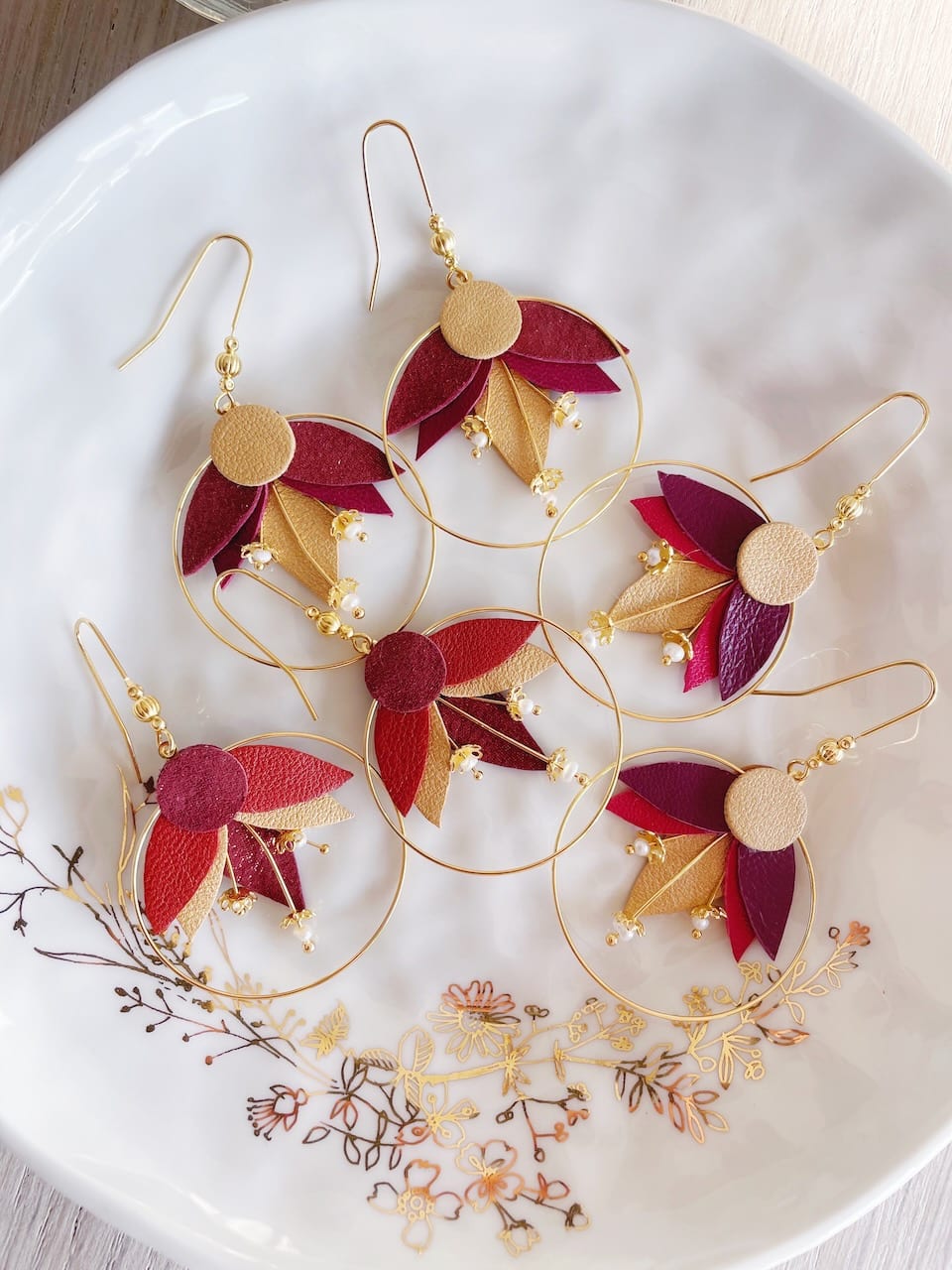 boucles d'oreilles pendantes avec pétales de fleurs et perles d'eau douce vibrantes couleurs d'automne © du vent dans mes valises 9