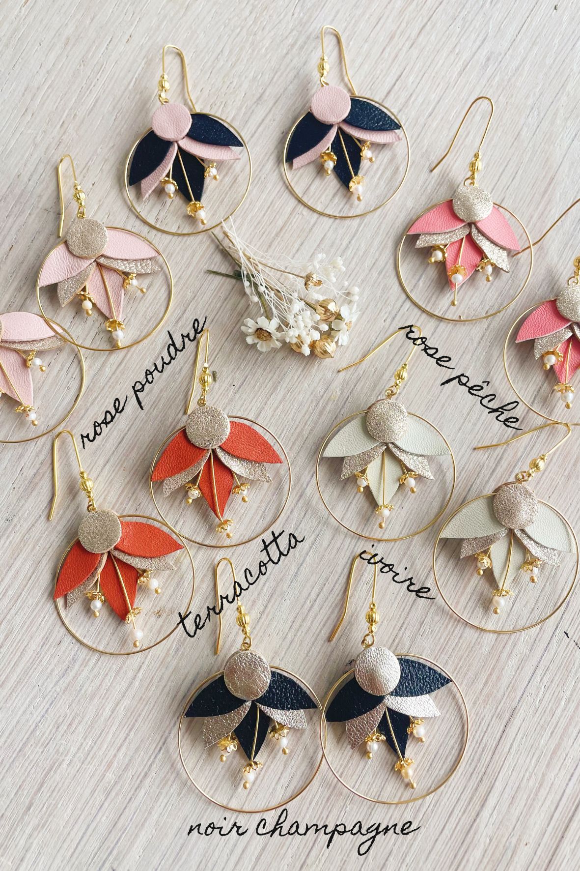 boucles d'oreilles pendantes pétales de fleurs en cuir upcycled fabrication française © du vent dans mes valises 2