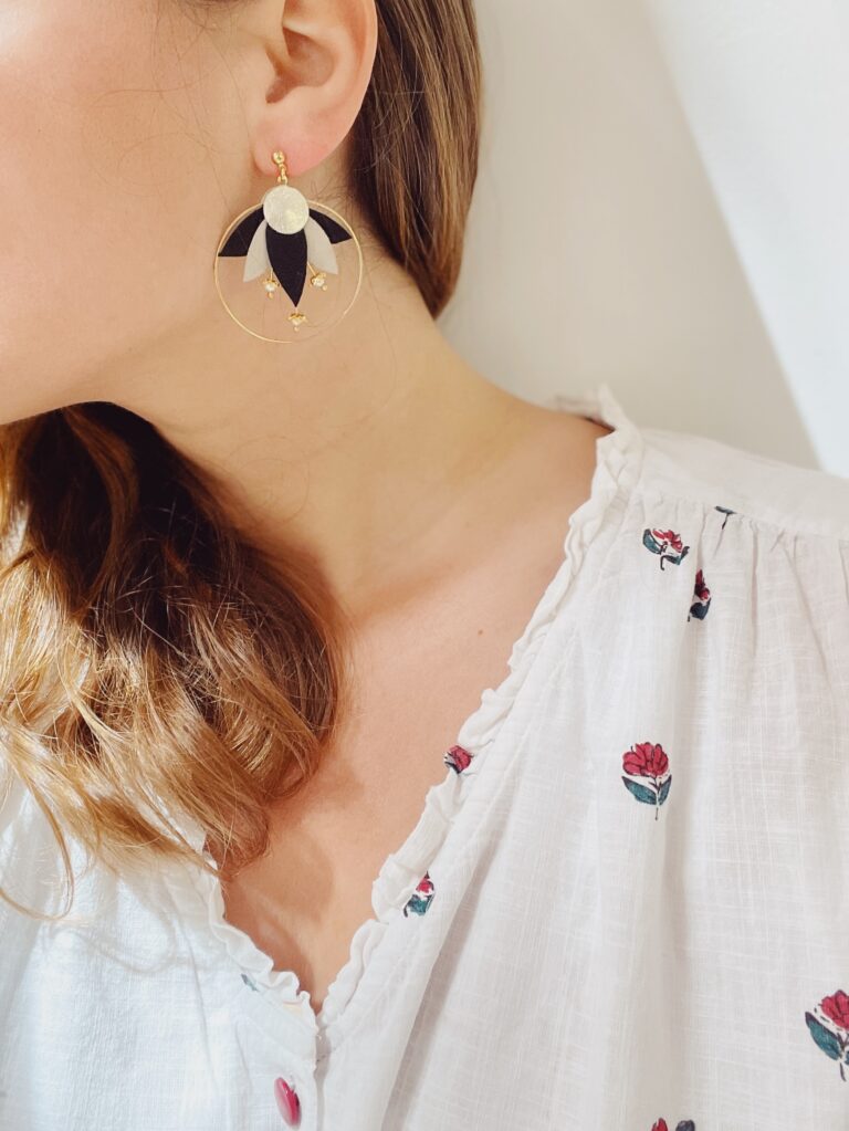 boucles d'oreilles pendantes pétales fleurs colchiques élégantes bijou floral en cuir made in France © du vent dans mes valises 1