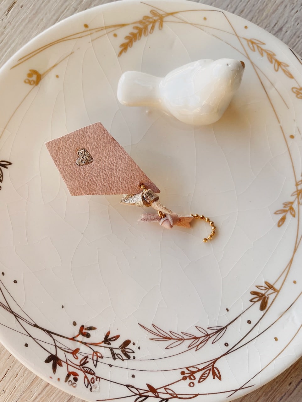 jolie broche bijou cerf-volant poétique blanc et or rose poudre bleu ciel made in France © du vent dans mes valises 5