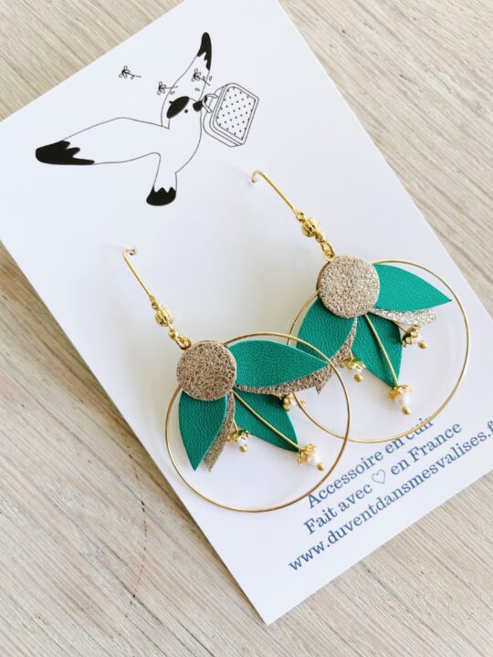 boucles-doreilles-pendantes-petales-de-fleur-colchique-bijou-en-cuir-upcycled-made-in-France-©-du-vent-dans-mes-valises7