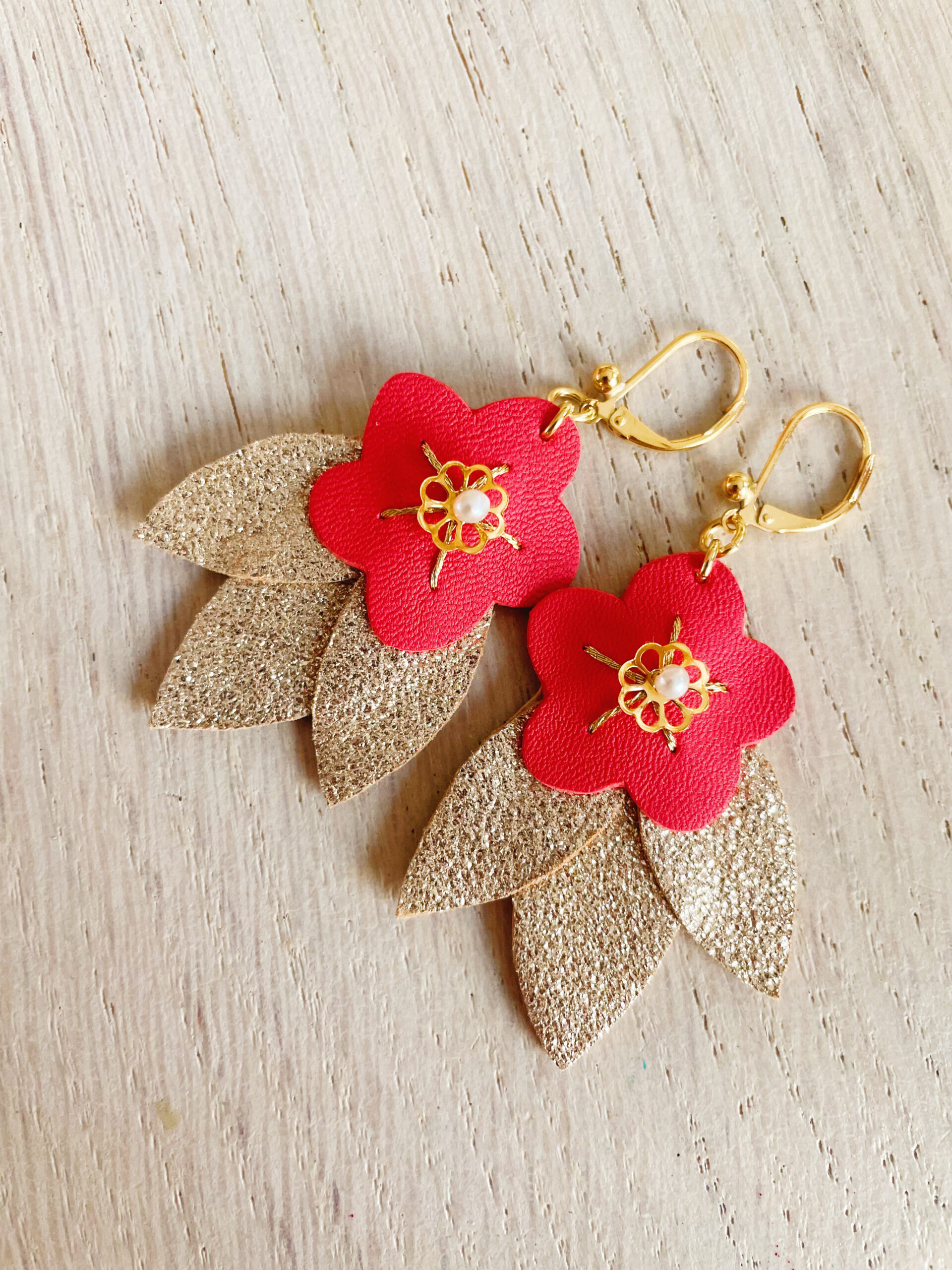 boucles d'oreilles pendantes fleurs en cuir upcycled bijoux bohème chic écoresponsables © du vent dans mes valises 4