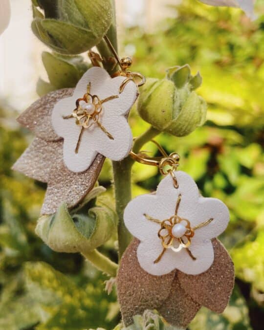 boucles d'oreilles pendantes dormeuses avec fleurs bijou floral made in France © du vent dans mes valises 14