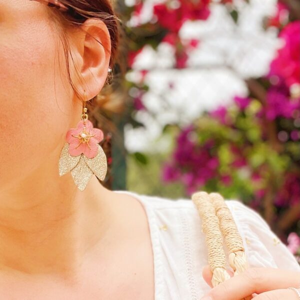 jolies boucles d'oreilles fleurs pour mariage et cérémonie civile brodées avec perles de nacre © du vent dans mes valises 3