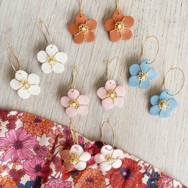 boucles d'oreilles créoles et fleurs bijou floral en cuir écoresponsable made in France © du vent dans mes valises 13
