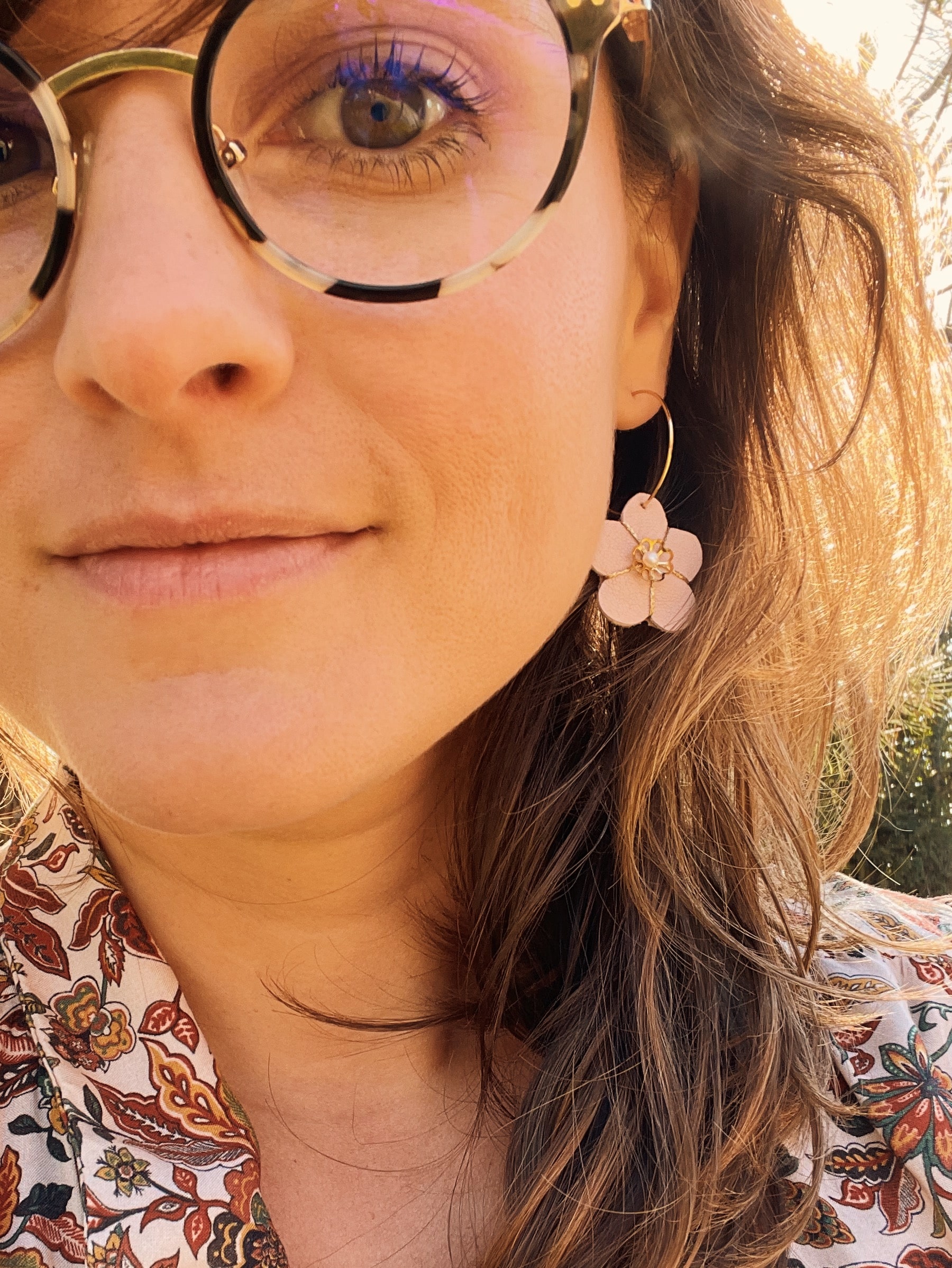 boucles d'oreilles pendantes corolles de fleurs avec créoles plaqué or made in France © du vent dans mes valises 1