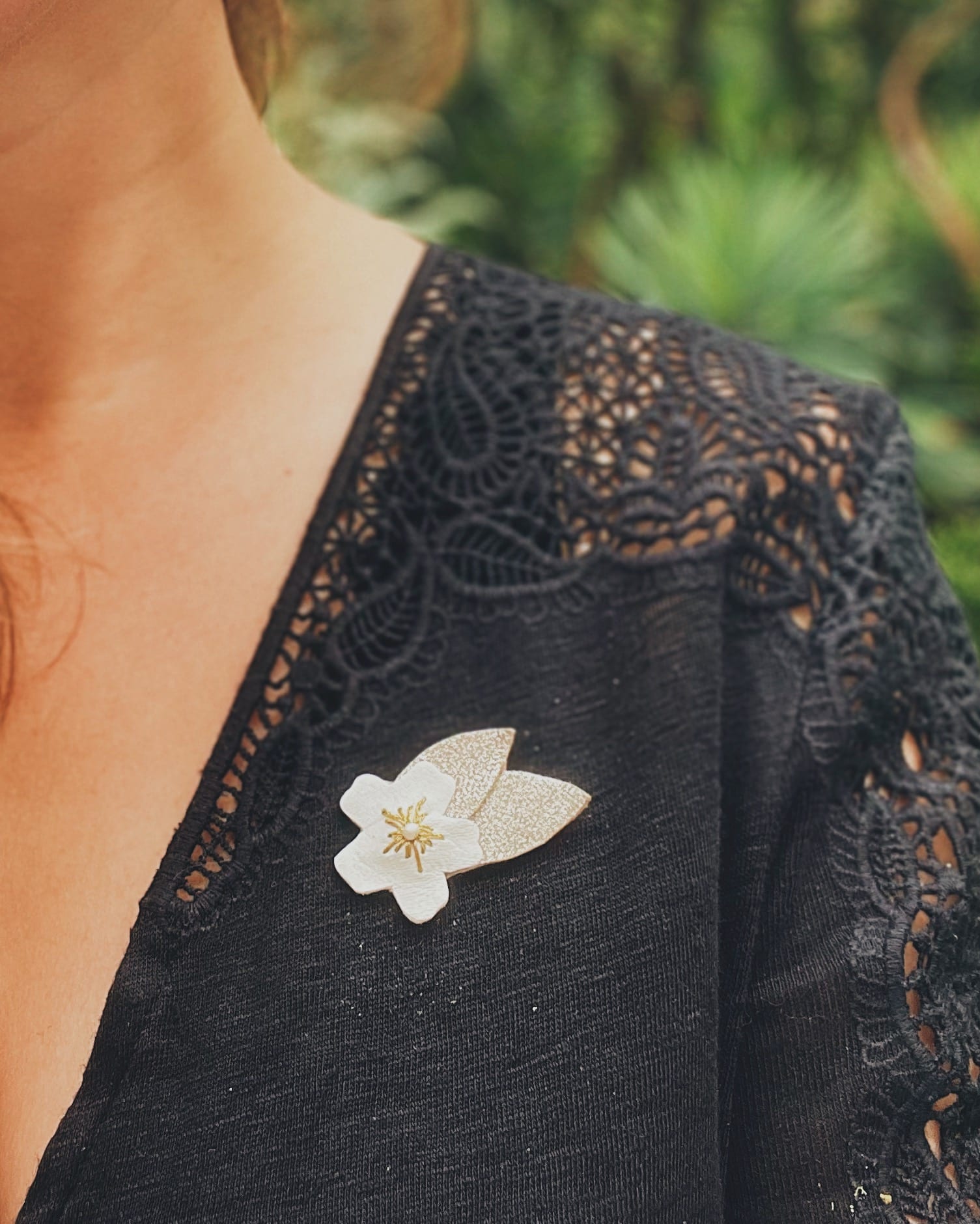 broche fleur brodée en cuir écoresponsable bijou floral bohème chic cadeau femme made in France © du vent dans mes valises 10