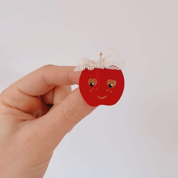 Broche Pomme d’amour rouge, yeux cœur, dentelle ancienne, fabrication artisanale