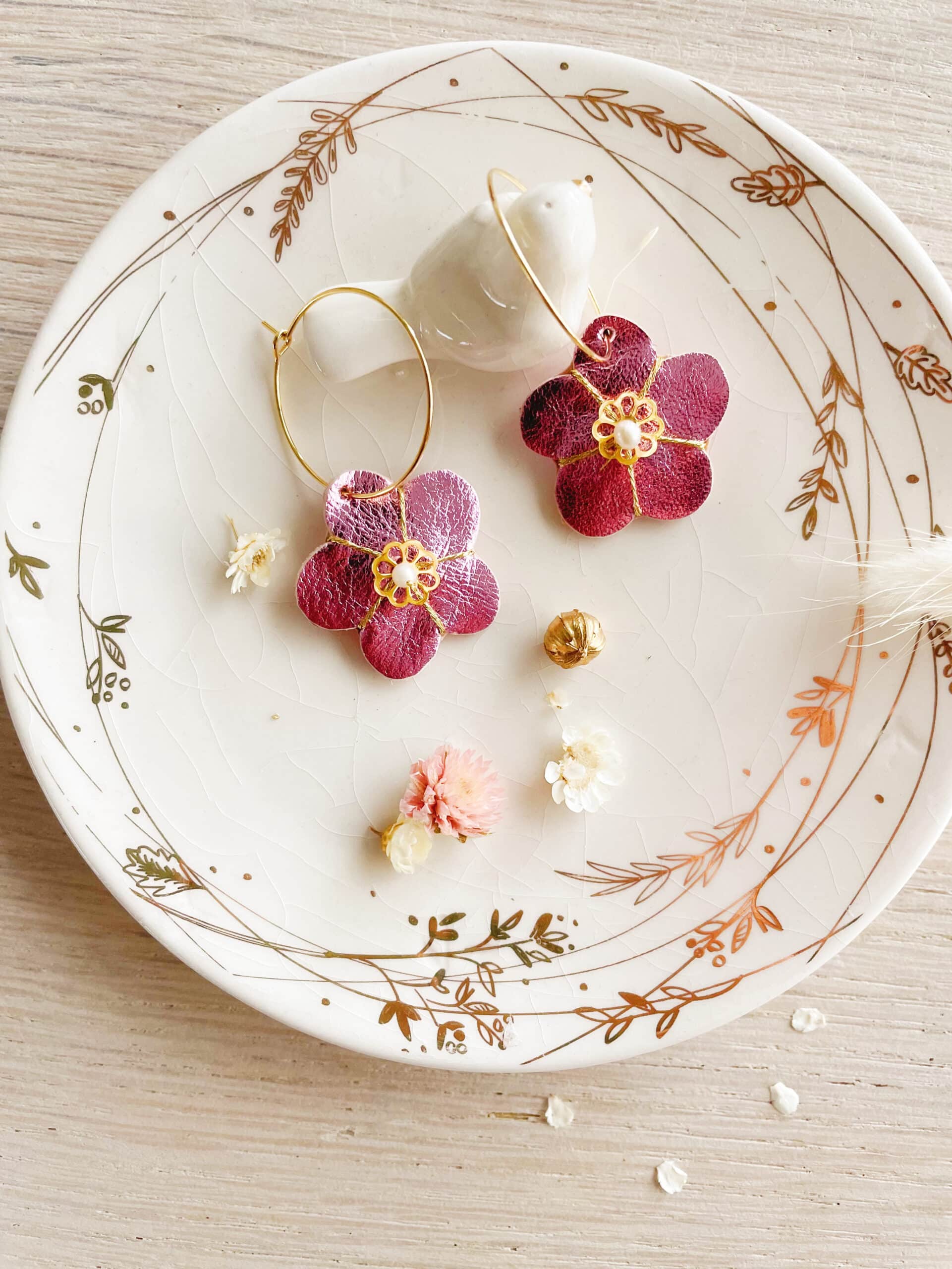 boucles d'oreilles pendantes fleurs sur créoles fabrication française © du vent dans mes valises 1à