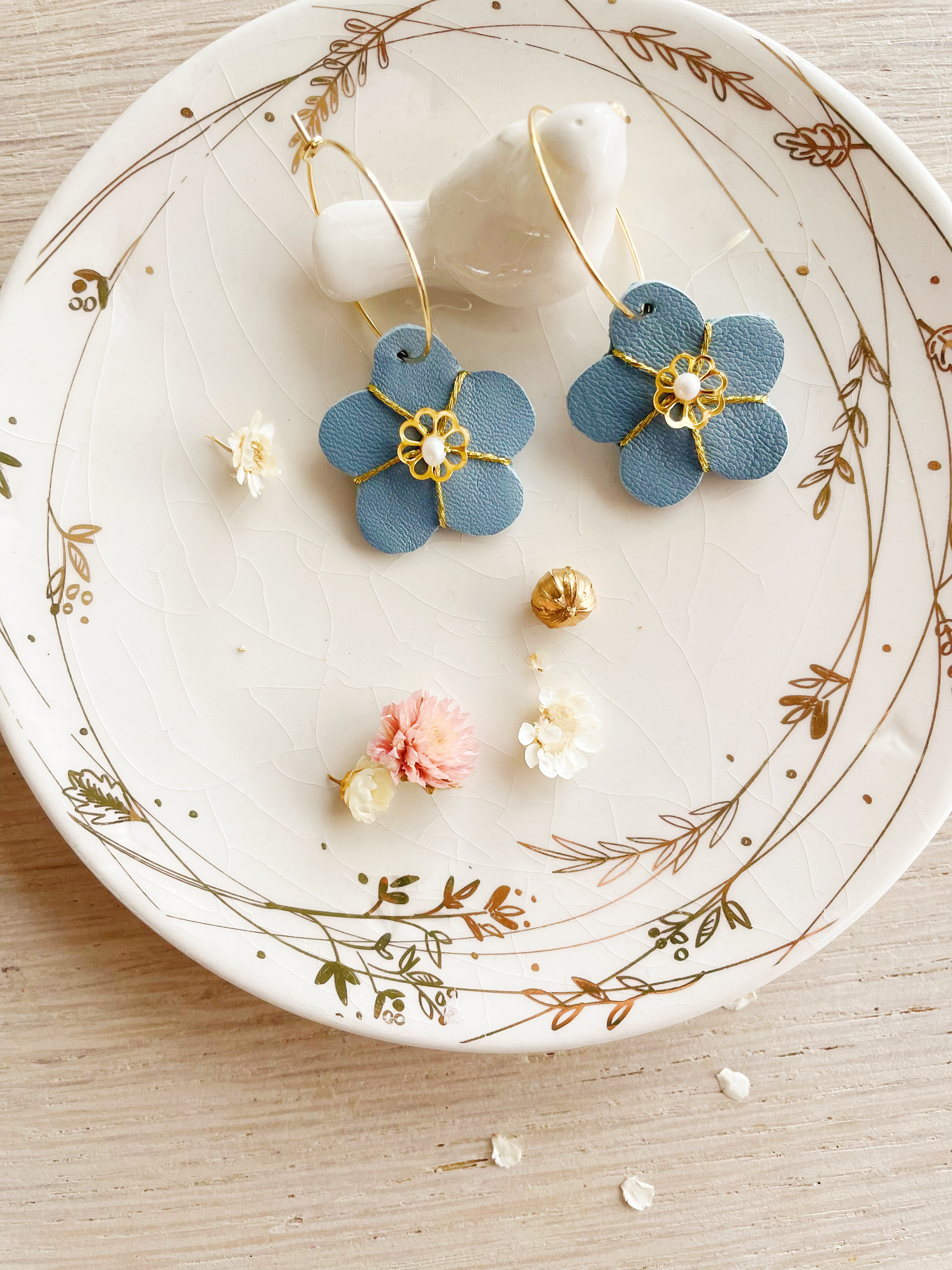 boucles d'oreilles pendantes fleurs sur créoles fabrication française © du vent dans mes valises 11