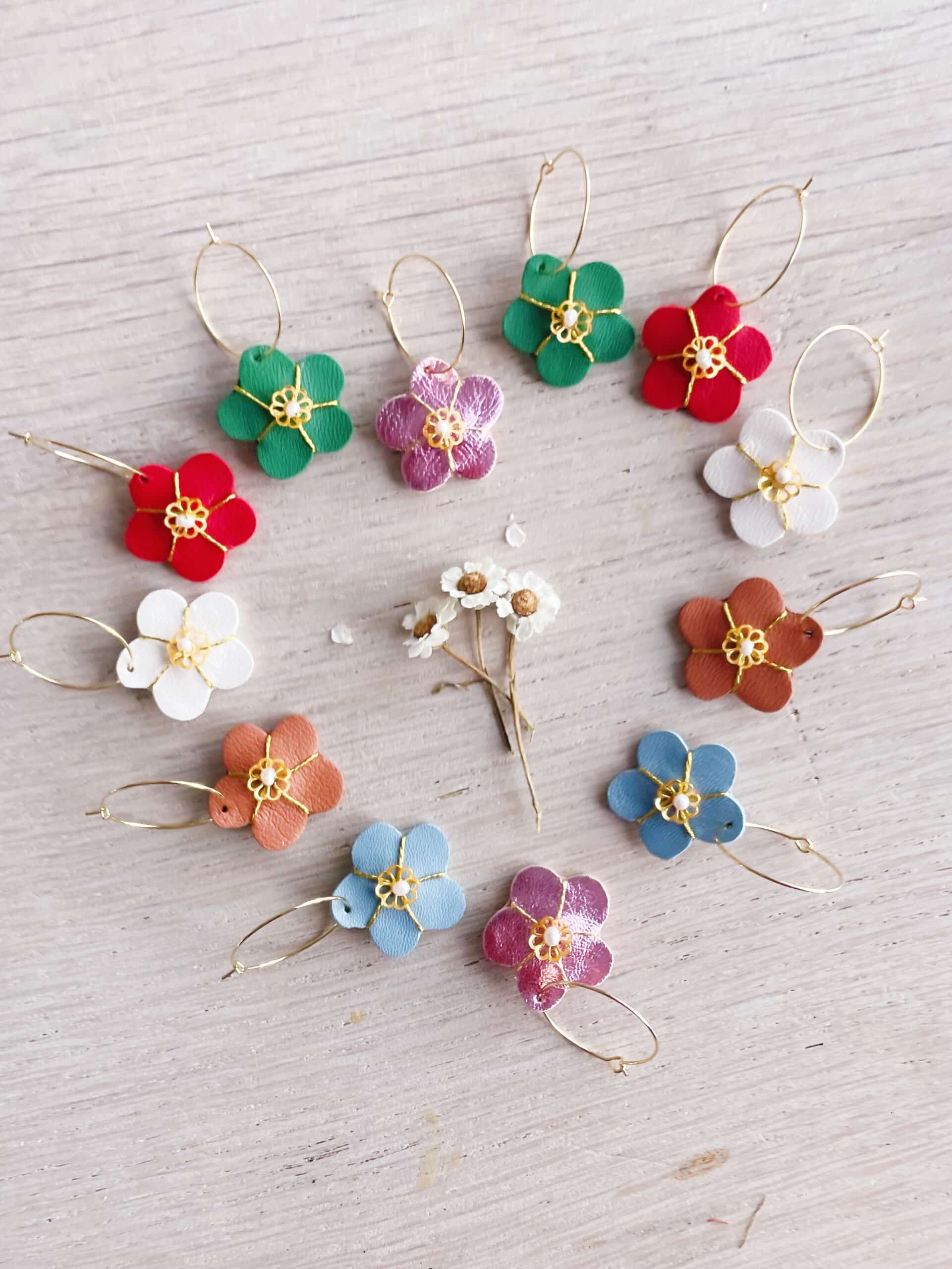 boucles d'oreilles pendantes fleurs sur créoles fabrication française © du vent dans mes valises 3