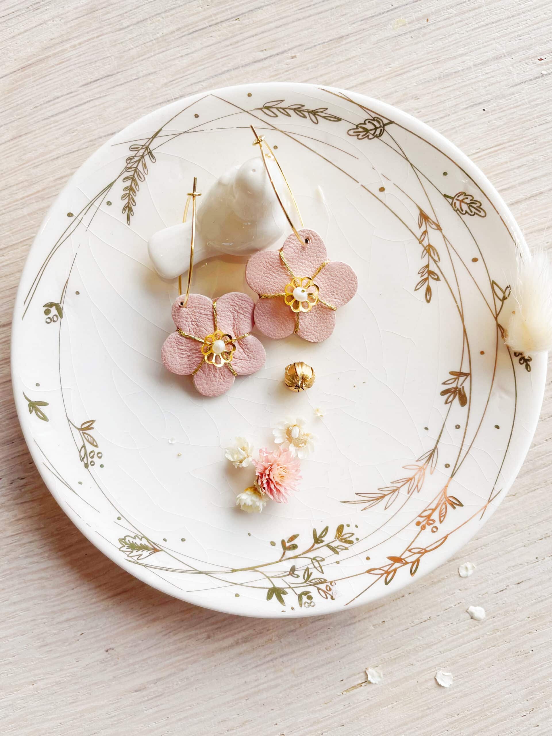 boucles d'oreilles pendantes fleurs sur créoles fabrication française © du vent dans mes valises 4